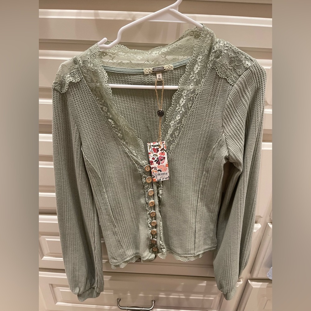 NWT Gimmicks Sage Green Lace Trim Button Front Knit Top Size S